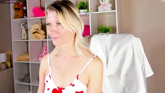 julie_lucasss xxx chat posing on webcam