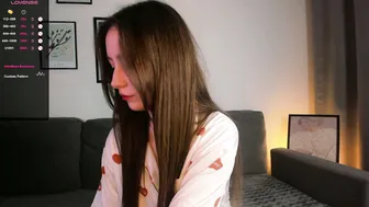 sonya_swee1 shy on live cam