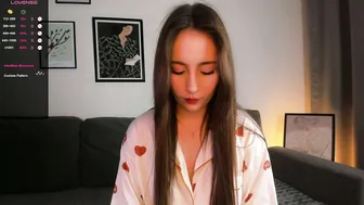 sonya_swee1 shy on live cam