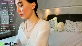 emily_lews nonude naked on cam