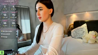 emily_lews nonude naked on cam