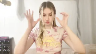 kyttilovelly young posing on webcam