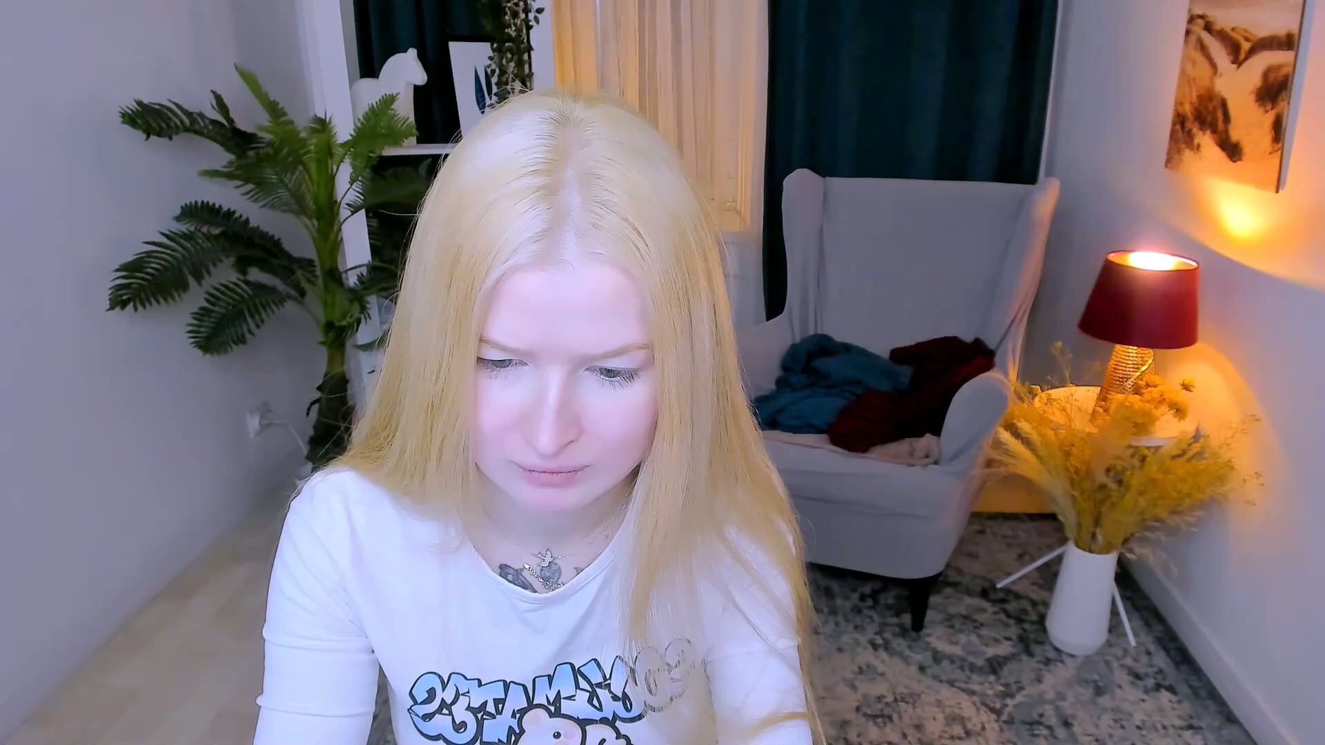 Laly_peach longhair cam