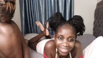 sexy_maya3 feet posing on webcam