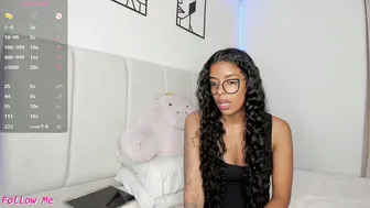 selenahoot cumshow posing on cam