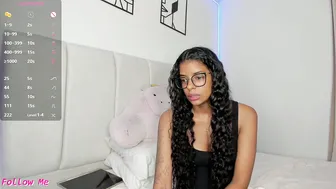 selenahoot cumshow posing on cam