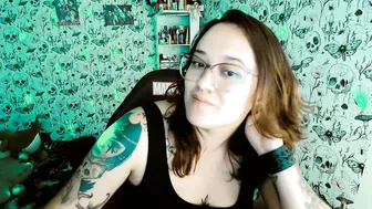 issis_demon fuckmachine posing on cam