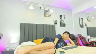 raphael_nyon cam girl posing on webcam