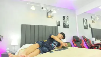 raphael_nyon cam girl posing on webcam