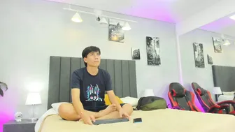 raphael_nyon cam girl posing on webcam