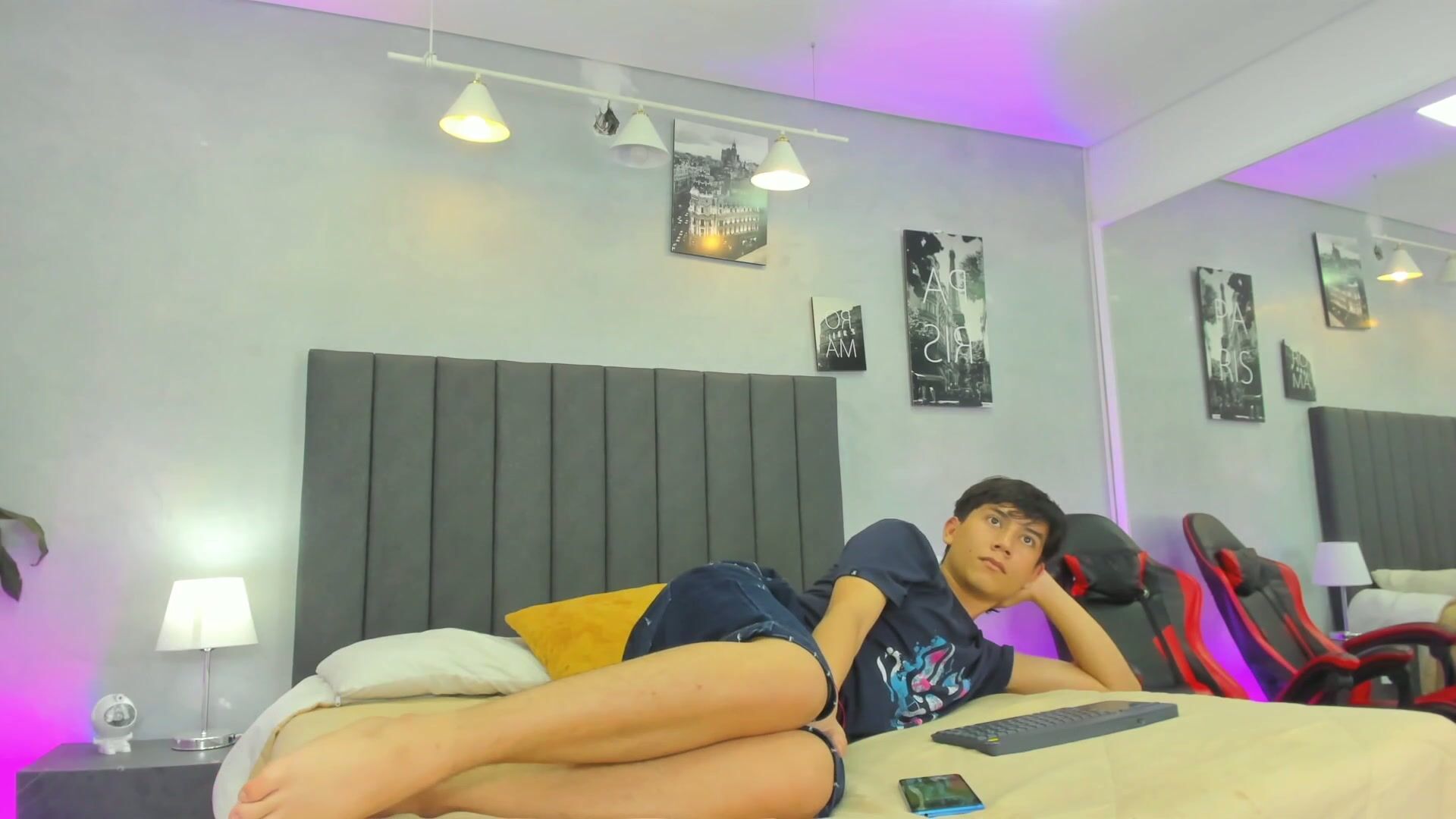 raphael_nyon cam girl posing on webcam