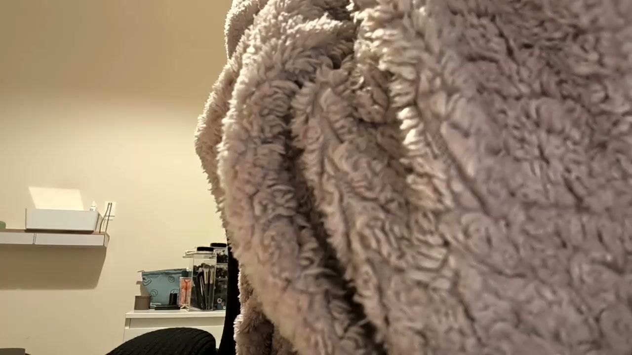 Minamask mature posing on webcam