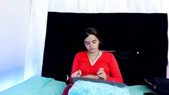 Queen_misy young posing on webcam