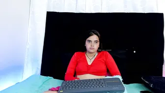 Queen_misy young posing on webcam