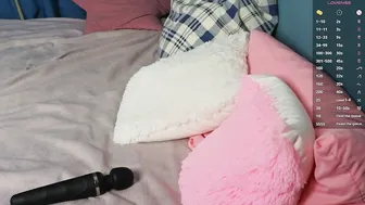 aliceeye smalltits posing on cam