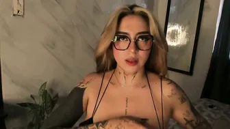 Nazzz10 sex chat cam posing on webcam