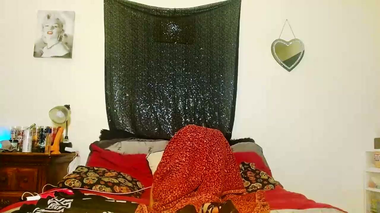 Diamondmonroexo posing on cam 29-Mar-26