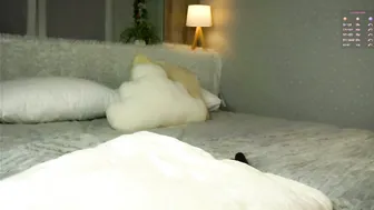 Regenasuri live cam show posing on cam