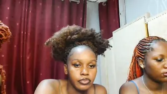 pretty_lioness_ squirt posing on webcam