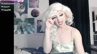 viperthedoll blonde posing on webcam