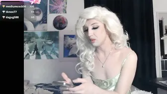 viperthedoll blonde posing on webcam