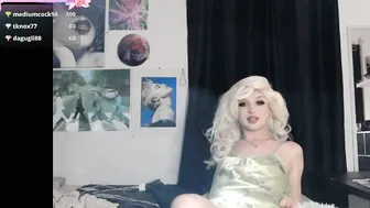 viperthedoll blonde posing on webcam