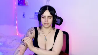 emily_lindey_ 01-Apr-26 cam nude