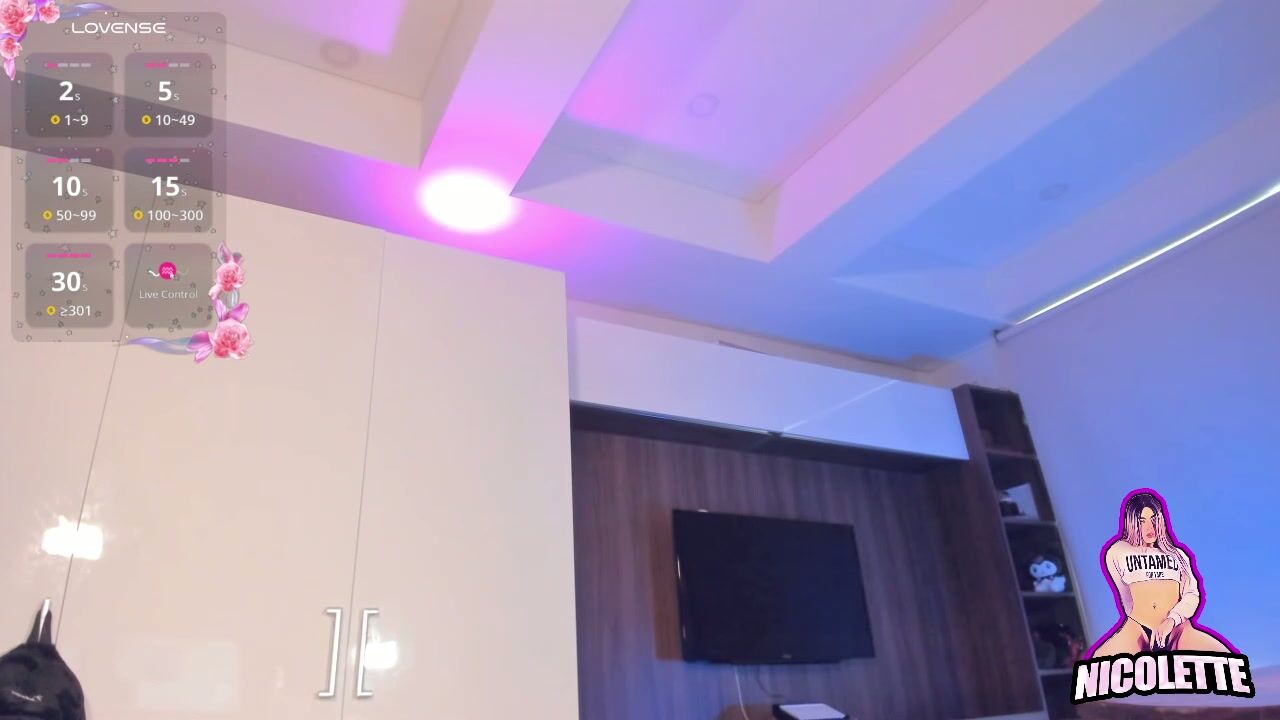 Nicolette_tay posing on webcam 04-01-2026