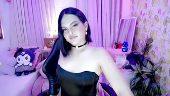callme_mia webcam chat posing on cam
