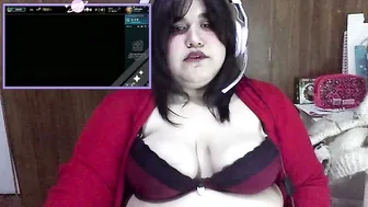 Sselinamae gaming on cam