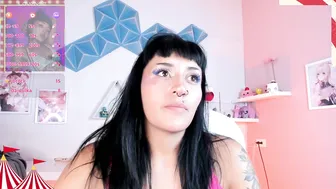 valkiria_ponce posing on webcam - 04-11-2026