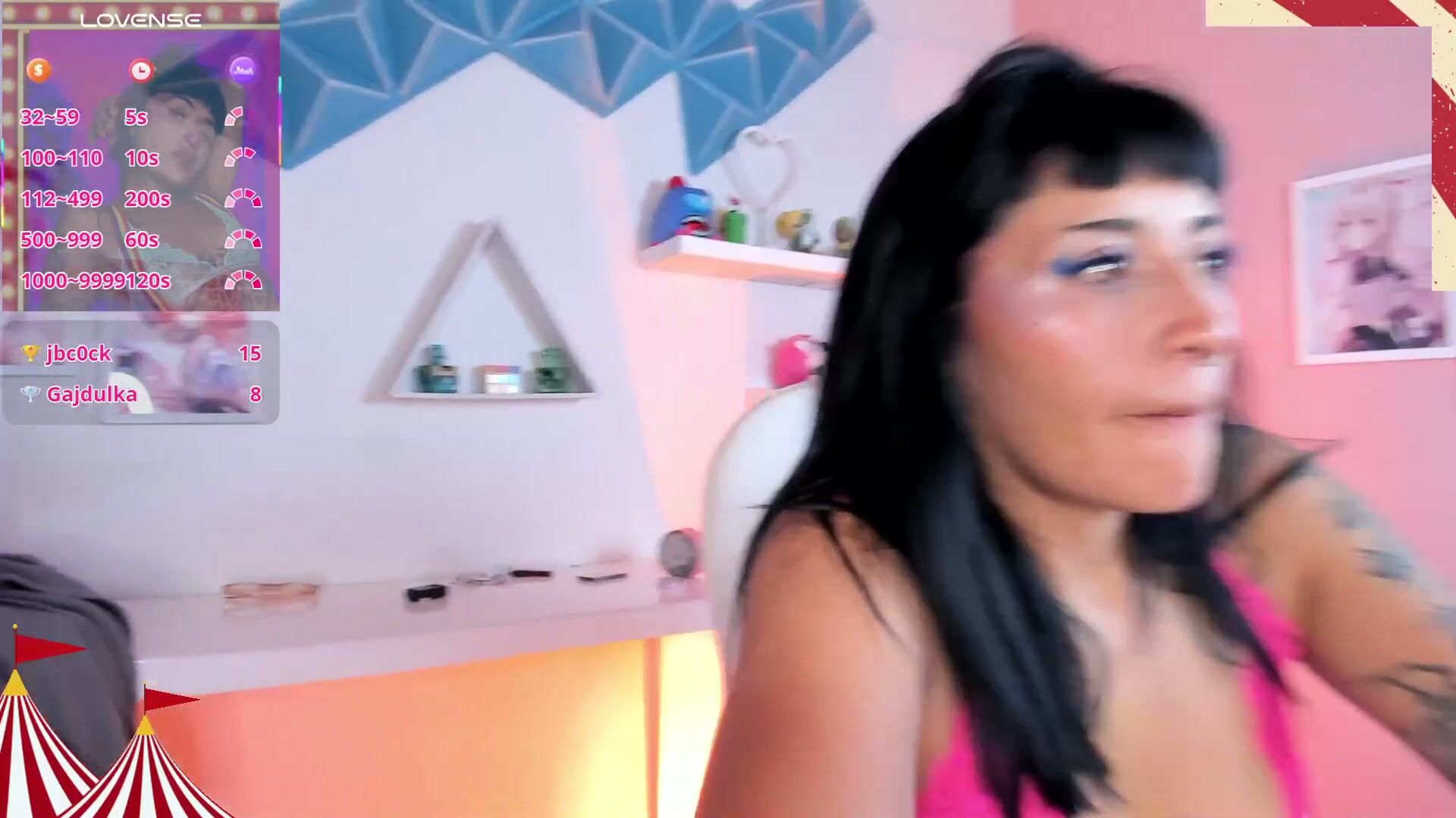 valkiria_ponce posing on webcam - 04-11-2026