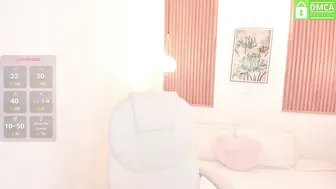 laukyubey young posing on cam
