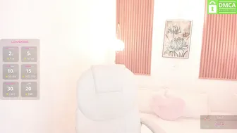 laukyubey young posing on cam