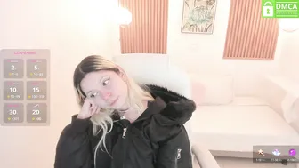 laukyubey young posing on cam