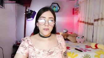 Aurora_shy_ lovense on webcam