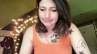 arielwyld posing on webcam 04-19-2026