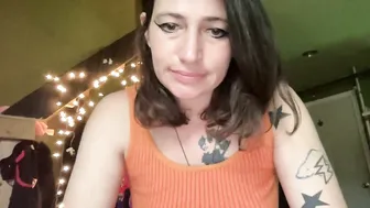 arielwyld posing on webcam 04-19-2026