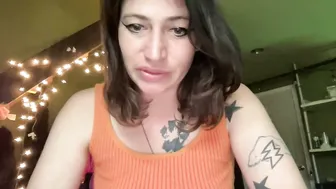 arielwyld posing on webcam 04-19-2026