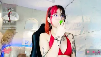 Moon_red_r naked on cam