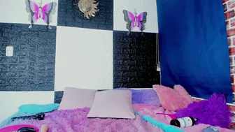 Sienna_lux01 posing on webcam - 04/24/2026