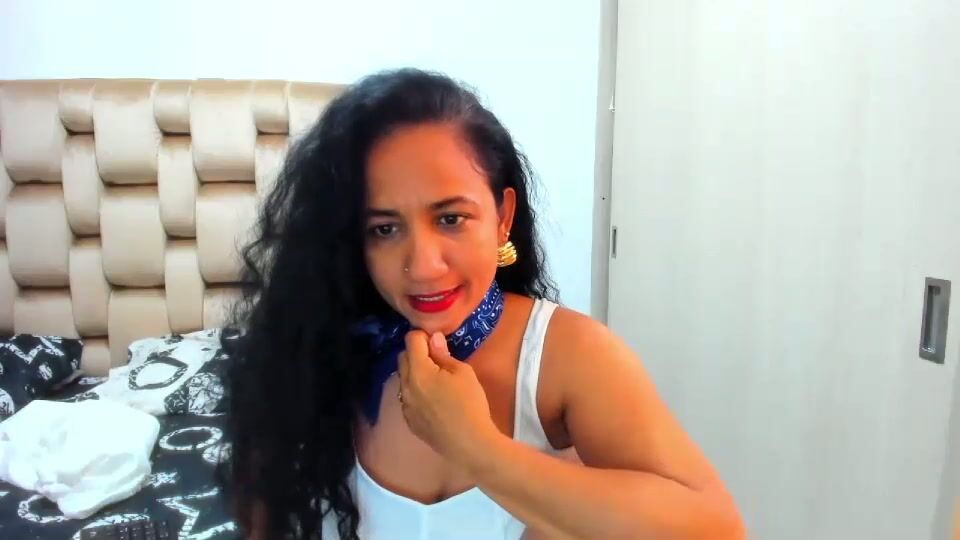 Emperatriztapia posing on webcam (04-24-2026)