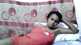 Beib_ria ebony posing on webcam
