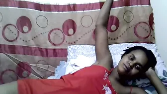 Beib_ria ebony posing on webcam