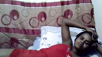 Beib_ria ebony posing on webcam
