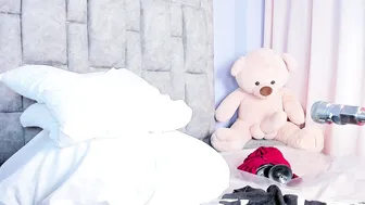 Queen_yully amateur cam show posing on webcam