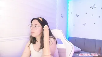 Sweettvera_ (05-09-2026) posing on cam