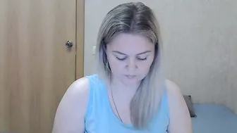 Karennelsonx blonde on webcam