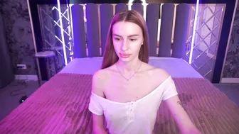 snow_whiteeex on live cam (05/17/2026)