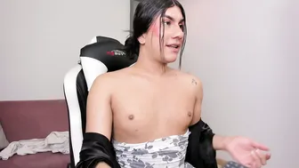 stefy_bratz cum posing on webcam